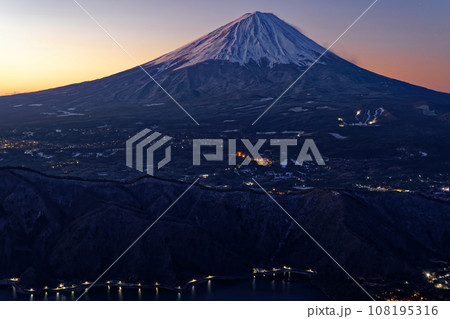 御坂山地・雪頭ヶ岳から見る夜明けの富士山 御坂山地・雪頭ヶ岳から見る夜明けの富士山 108195316