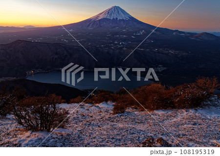 御坂山地・雪頭ヶ岳から見る夜明けの富士山 御坂山地・雪頭ヶ岳から見る夜明けの富士山 108195319