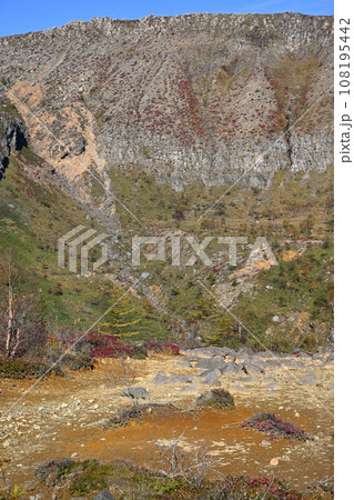 紅葉の季節　秋　志賀草津高原ルートからの風景　　　　　 108195442