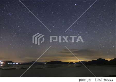 瀬戸内の冬の星景 昇るさそり座と天の川 瀬戸内の冬の星景 昇るさそり座と天の川 108196333