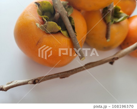 庭の柿で干し柿作りの準備 108196370