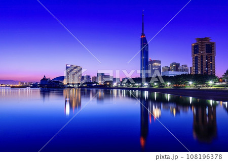 福岡市、明け方のシーサイドももち 108196378