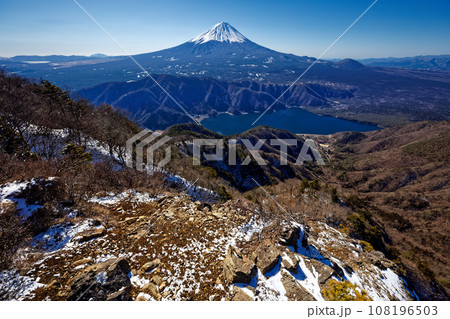 冬の御坂山地・十二ヶ岳稜線から見る富士山と西湖 冬の御坂山地・十二ヶ岳稜線から見る富士山と西湖 108196503