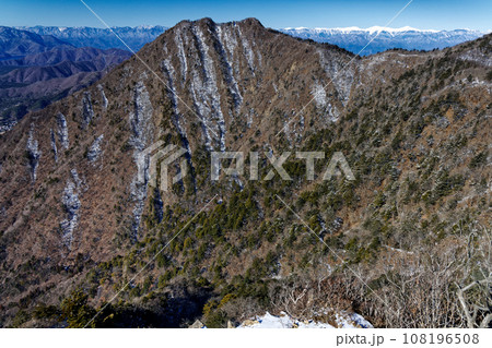 御坂山地・十二ヶ岳稜線から見る鬼ヶ岳と南アルプスの山並み 108196508