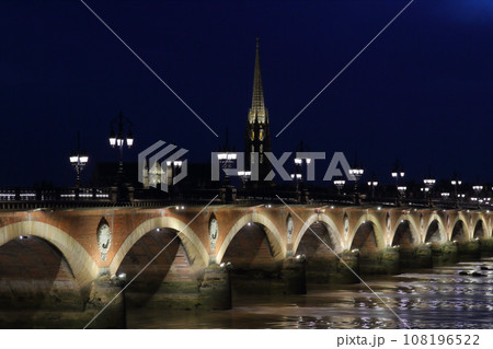 フランス ボルドー ガロンヌ川にかかるライトアップされたピエール橋の夜景 フランス ボルドー ガロンヌ川にかかるライトアップされたピエール橋の夜景 108196522
