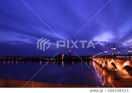 フランス ボルドー　ガロンヌ川にかかるライトアップされたピエール橋の夜景 108196523