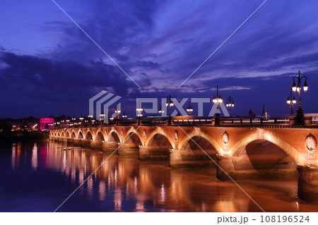 フランス ボルドー ガロンヌ川にかかるライトアップされたピエール橋の夜景 フランス ボルドー ガロンヌ川にかかるライトアップされたピエール橋の夜景 108196524