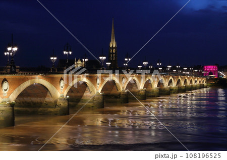 フランス ボルドー　ガロンヌ川にかかるライトアップされたピエール橋の夜景 108196525