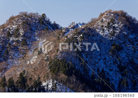 御坂山地・節刀ヶ岳から見る鬼ヶ岳と雪頭ヶ岳 御坂山地・節刀ヶ岳から見る鬼ヶ岳と雪頭ヶ岳 108196568