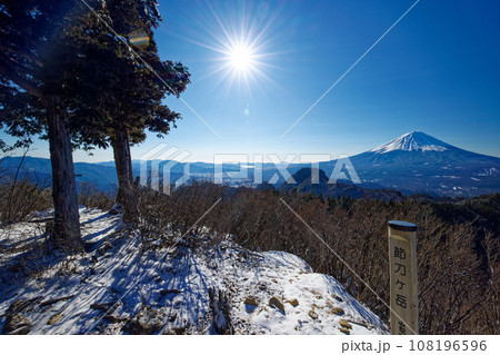冬の御坂山地・節刀ヶ岳から見る富士山と十二ヶ岳 108196596