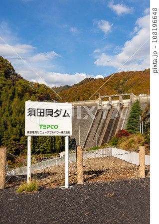 紅葉に染まる奥利根　須田貝ダム 108196648