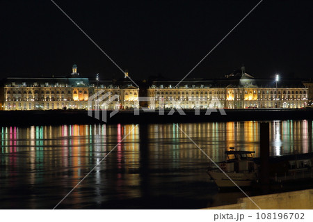 フランス ボルドー ガロンヌ川越しの街の夜景 フランス ボルドー ガロンヌ川越しの街の夜景 108196702