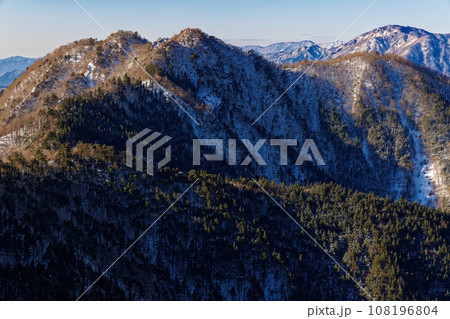 冬の御坂山地・節刀ヶ岳から見る鬼ヶ岳と毛無山 108196804