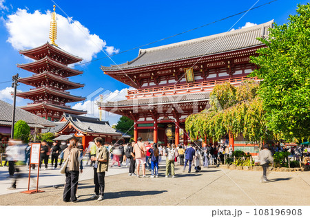 浅草寺　宝蔵門と五重塔 108196908