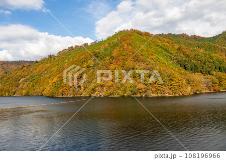 紅葉に染まる奥利根 洞元湖 紅葉に染まる奥利根 洞元湖 108196966