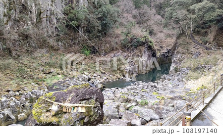 高千穂峡の柱状節理と鬼八の力石【日本・宮崎】 高千穂峡の柱状節理と鬼八の力石【日本・宮崎】 108197140