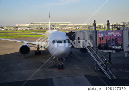 羽田空港と飛行機 108197370