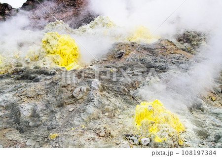 北海道　硫黄山の噴気孔 108197384