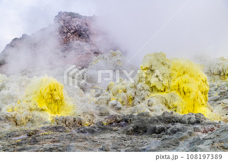 北海道　硫黄山の噴気孔 108197389