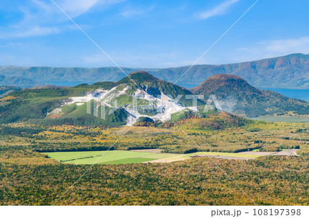 北海道　摩周湖から見る硫黄山 108197398