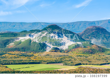北海道　摩周湖から見る硫黄山 108197399