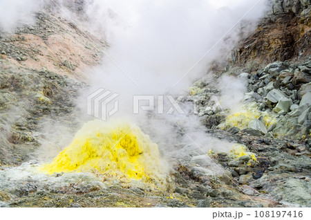 北海道　硫黄山の噴気孔 108197416