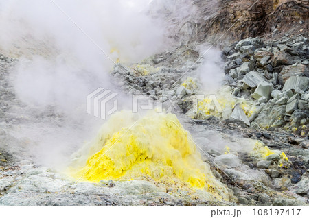 北海道 硫黄山の噴気孔 北海道 硫黄山の噴気孔 108197417