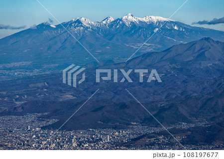 御坂山地・鬼ヶ岳から見る八ヶ岳と甲府盆地の町並み 108197677