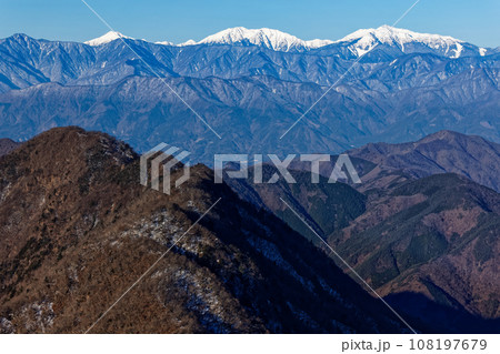 御坂山地・鬼ヶ岳から見る王岳と南アルプス・荒川・赤石・聖の山並み 108197679