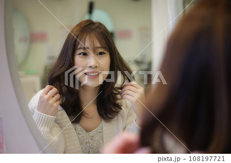 鏡を見る女性 108197721