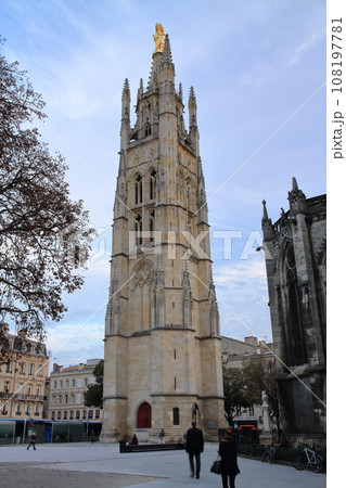 フランス ボルドー 街のランドマーク、世界文化遺産のサンタンドレ大聖堂の隣に建つペイベルランの塔 フランス ボルドー 街のランドマーク、世界文化遺産のサンタンドレ大聖堂の隣に建つペイベルランの塔 108197781