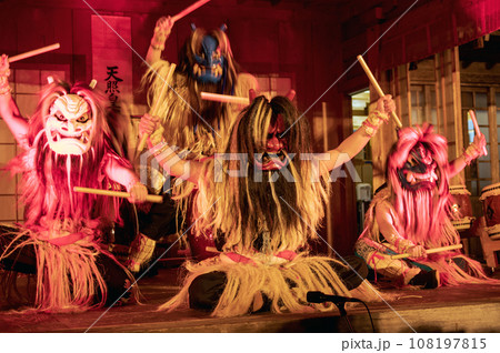 なまはげ太鼓　男鹿半島柴灯祭り　秋田県 108197815