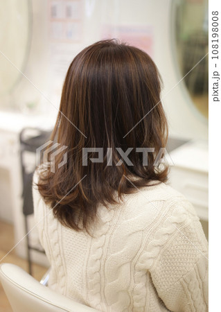 女性の後ろ姿 美容室イメージ 女性の後ろ姿 美容室イメージ 108198008