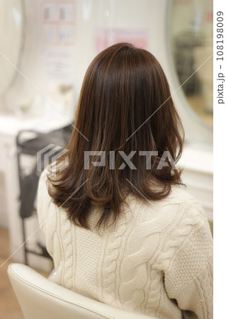 女性の後ろ姿 美容室イメージ 女性の後ろ姿 美容室イメージ 108198009
