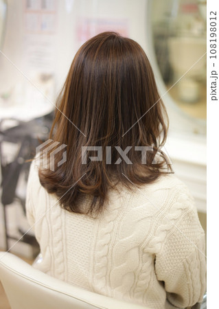 女性の後ろ姿 美容室イメージ 女性の後ろ姿 美容室イメージ 108198012