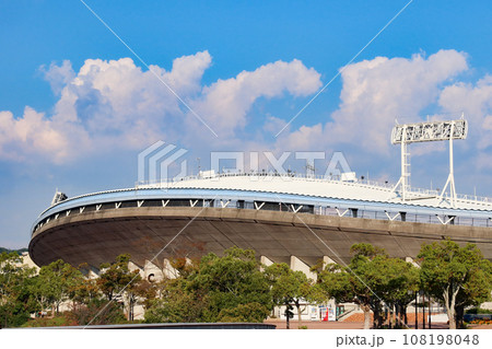 神戸総合運動公園の陸上競技場の外観 108198048