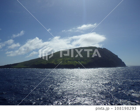 海上から見た伊豆諸島・鳥島 東面 海上から見た伊豆諸島・鳥島 東面 108198293
