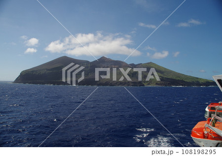 船上から見た伊豆諸島・鳥島 108198295