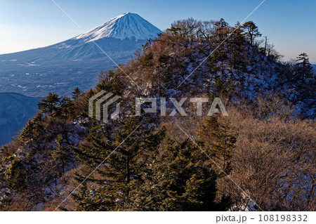 冬の御坂山地・雪頭ヶ岳山頂と富士山 冬の御坂山地・雪頭ヶ岳山頂と富士山 108198332