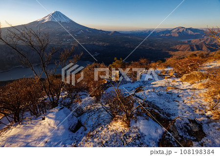 冬の御坂山地・雪頭ヶ岳から見る朝の富士山と西湖 108198384