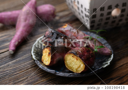 焼きたて熱々の焼き芋( 鳴門金時 )秋の味覚 古板バック 焼きたて熱々の焼き芋( 鳴門金時 )秋の味覚 古板バック 108198418