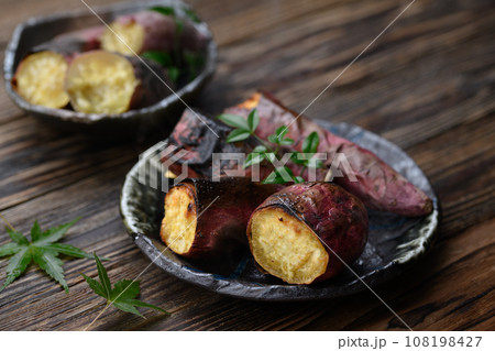 焼きたて熱々の焼き芋（ 鳴門金時 ）秋の味覚　古板バック 108198427