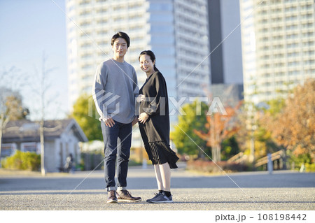 公園を手を繋いで歩く妊婦と男性 108198442