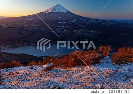 御坂山地・雪頭ヶ岳から見る朝焼けの富士山と西湖 御坂山地・雪頭ヶ岳から見る朝焼けの富士山と西湖 108198456