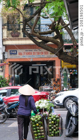 自転車でフルーツや野菜を売るベトナム女性（ハノイ 旧市街） 108198501