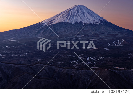 御坂山地・雪頭ヶ岳から見る朝焼けの富士山 108198526