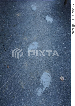 歩道の足跡 108198527
