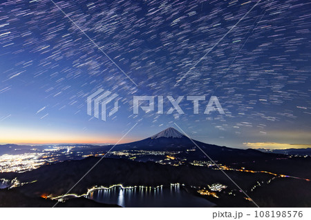 御坂山地・雪頭ヶ岳から見る富士山と星空 108198576