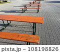 屋外の屋台用ベンチ 108198826