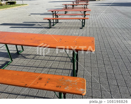 屋外の屋台用ベンチ 108198826